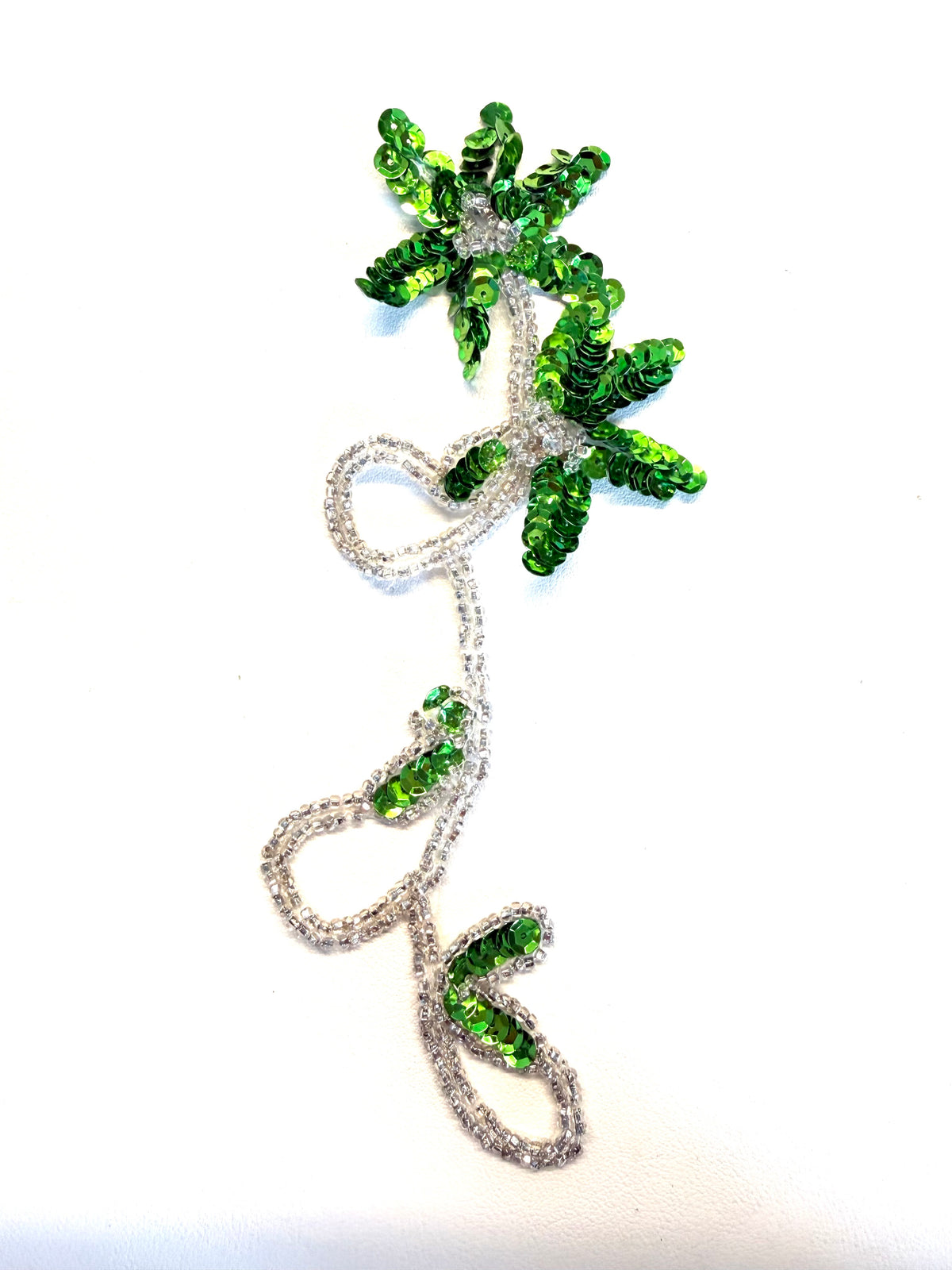 Par de Flores con Lentejuelas Verdes y Cuentas Plateadas y Diamantes de Imitación 8" x 3"