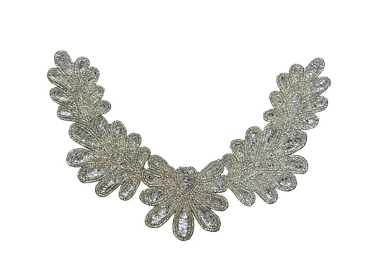 Línea de cuello floral con lentejuelas y cuentas plateadas y diamantes de imitación 10" x 7"
