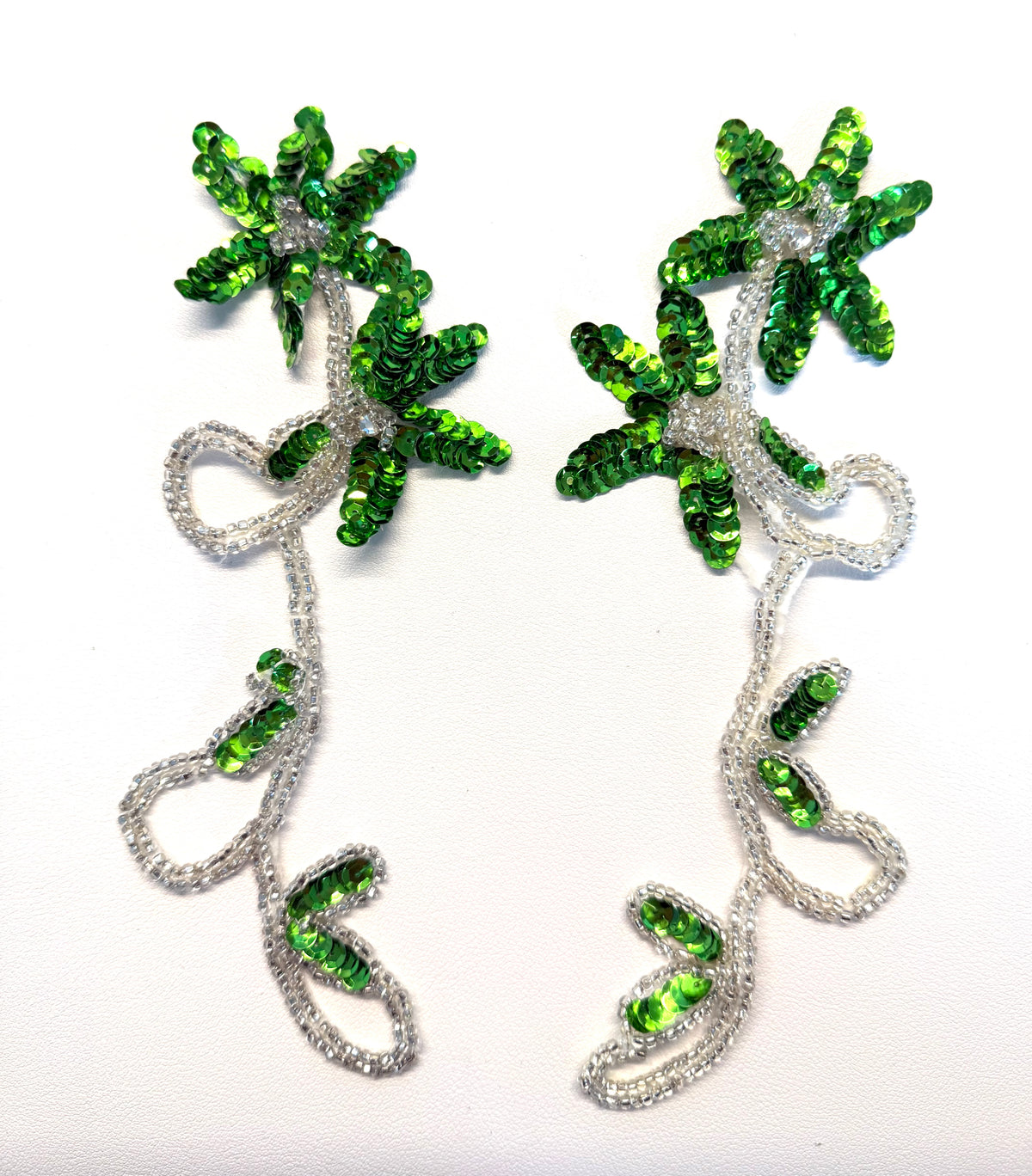 Par de Flores con Lentejuelas Verdes y Cuentas Plateadas y Diamantes de Imitación 8" x 3"