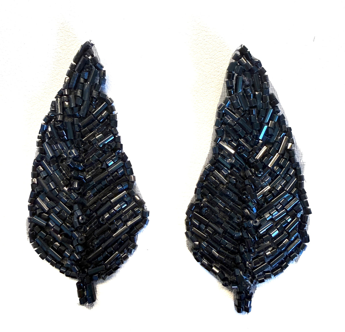 Par de hojas con 4 colores variantes: azul real, rosa, rojo, negro. Cuentas de 3" x 1.5"
