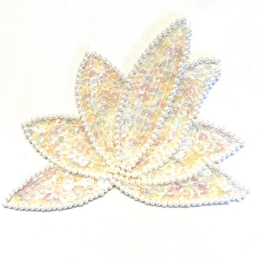 Hoja - Lentejuelas iridiscentes - Borde con cuentas blancas 5” x 3.65”