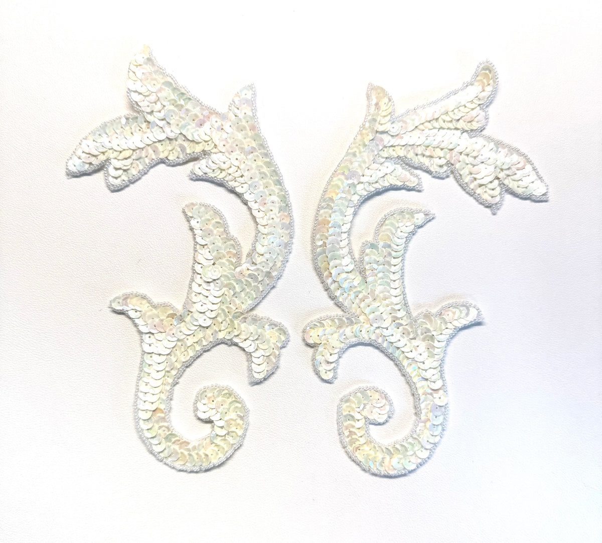 Motivo par de hojas con lentejuelas/cuentas blanco porcelana 8.5" x 4"