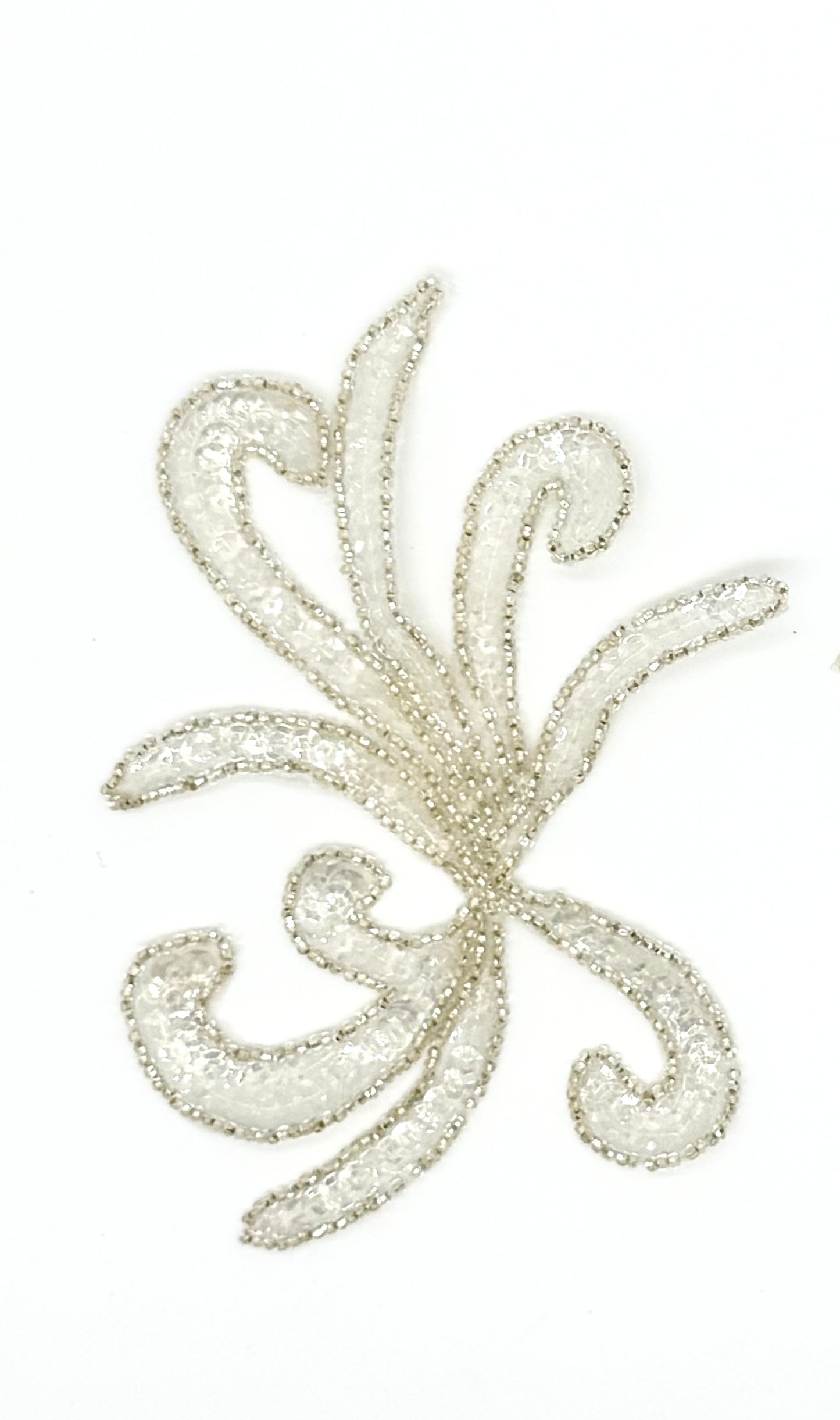 Par o individual de diseño Motif Swirl con lentejuelas blancas o iridiscentes y cuentas plateadas de 12.7 cm x 16.51 cm