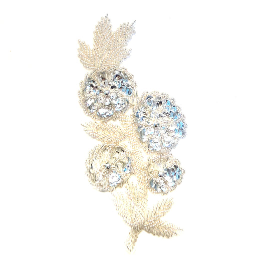 Bring floral sparkle to your next project with this silver sequin flower appliqué. Glass beads add shimmering detail, while a center pearl bead provides a classic finishing touch.