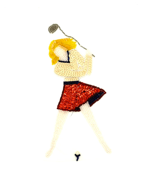 Mujer jugando al golf, columpiando el palo, incluye pelota en el suelo 8" x 4"