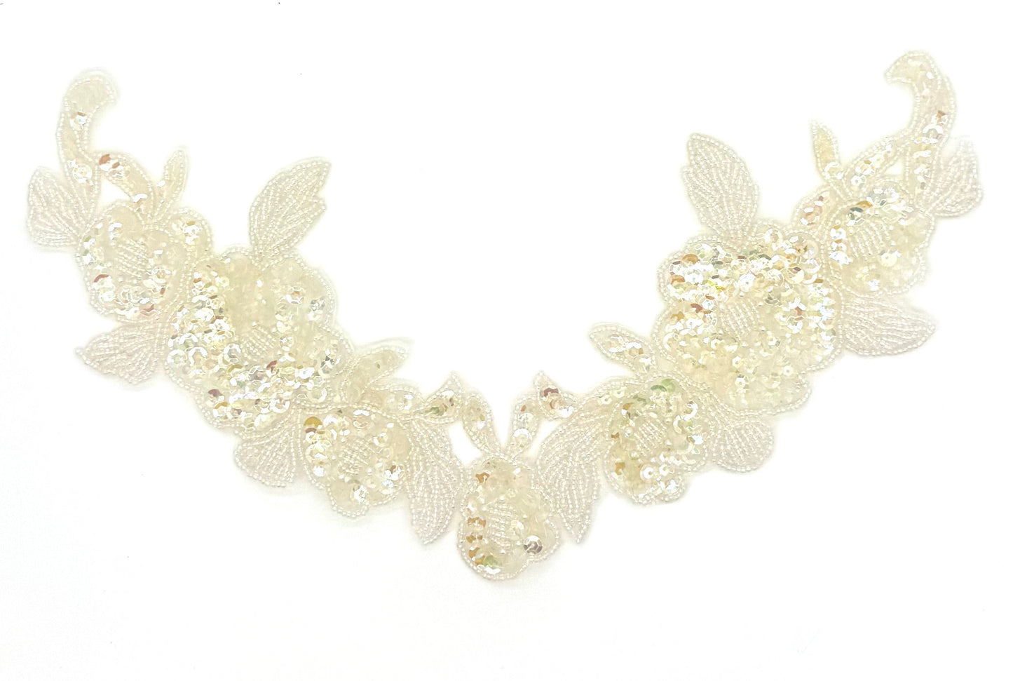 Collar de diseño con motivo floral, lentejuelas iridiscentes beige y abalorios de 30,5 x 17,8 cm