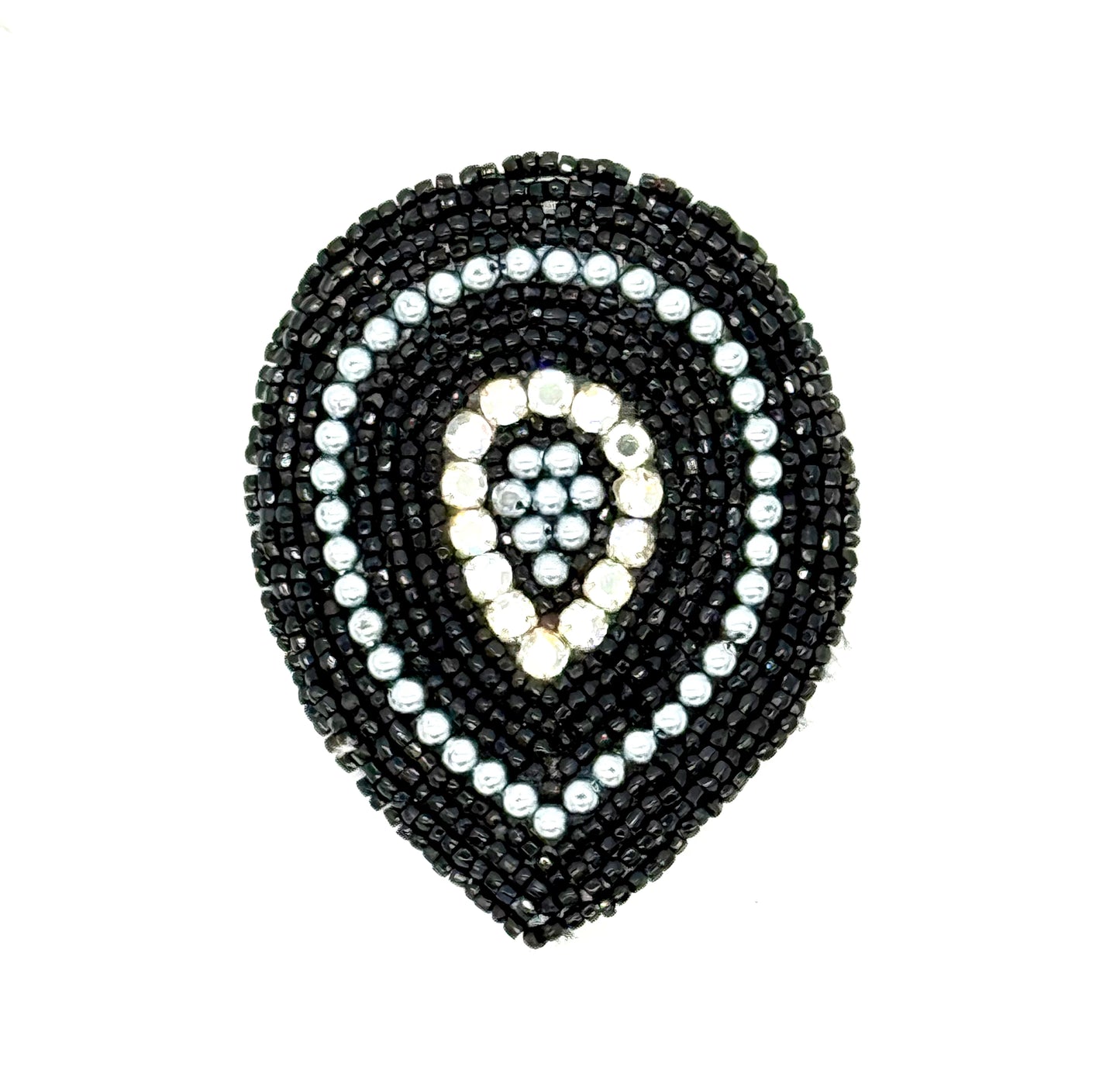 Diseño de motivo de cuentas y pedrería negras y plateadas 3.5" x 3"