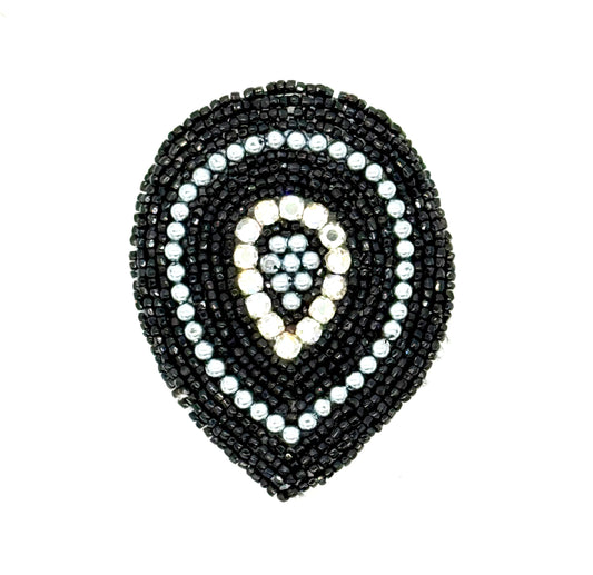 Diseño de motivo de cuentas y pedrería negras y plateadas 3.5" x 3"