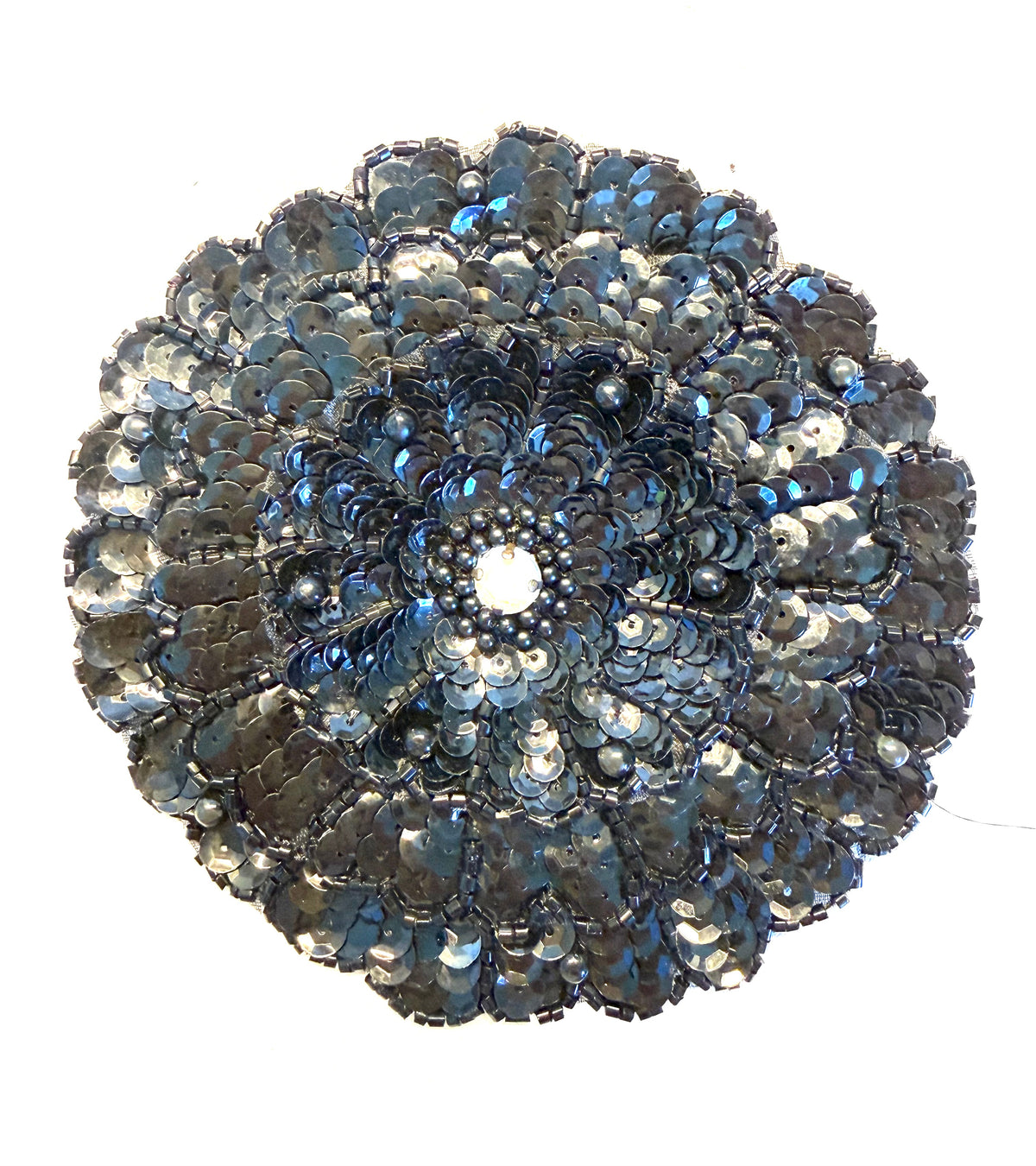 Flor con tres capas - Lentejuelas doradas, cuentas doradas y centro de pedrería 4.5"x 4.5"