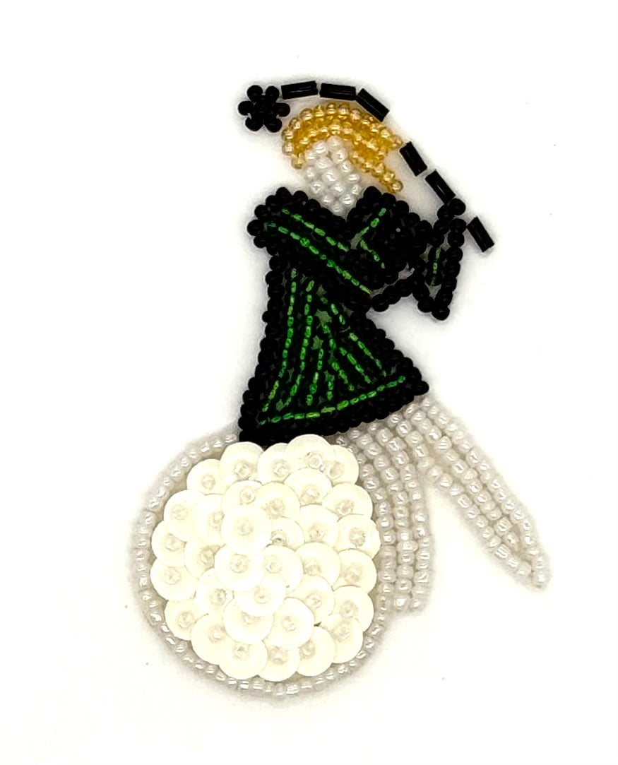 Señora de golf sentada en pelota de golf 3" x 2.25"