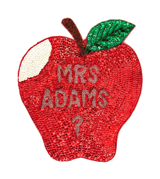 Manzana con "¿Sra. Adams?" Lentejuelas y abalorios 25,4 cm x 22,86 cm