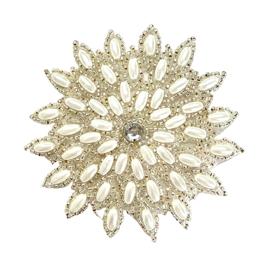 Flor con cuentas plateadas y perlas blancas con un centro de diamantes de imitación de 3.25” x 3.25”