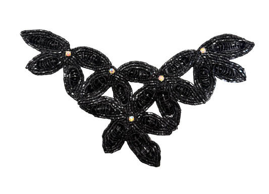 Diseño con motivo en negro con pedrería en el escote y con diamantes de imitación de 19,05 x 12,7 cm