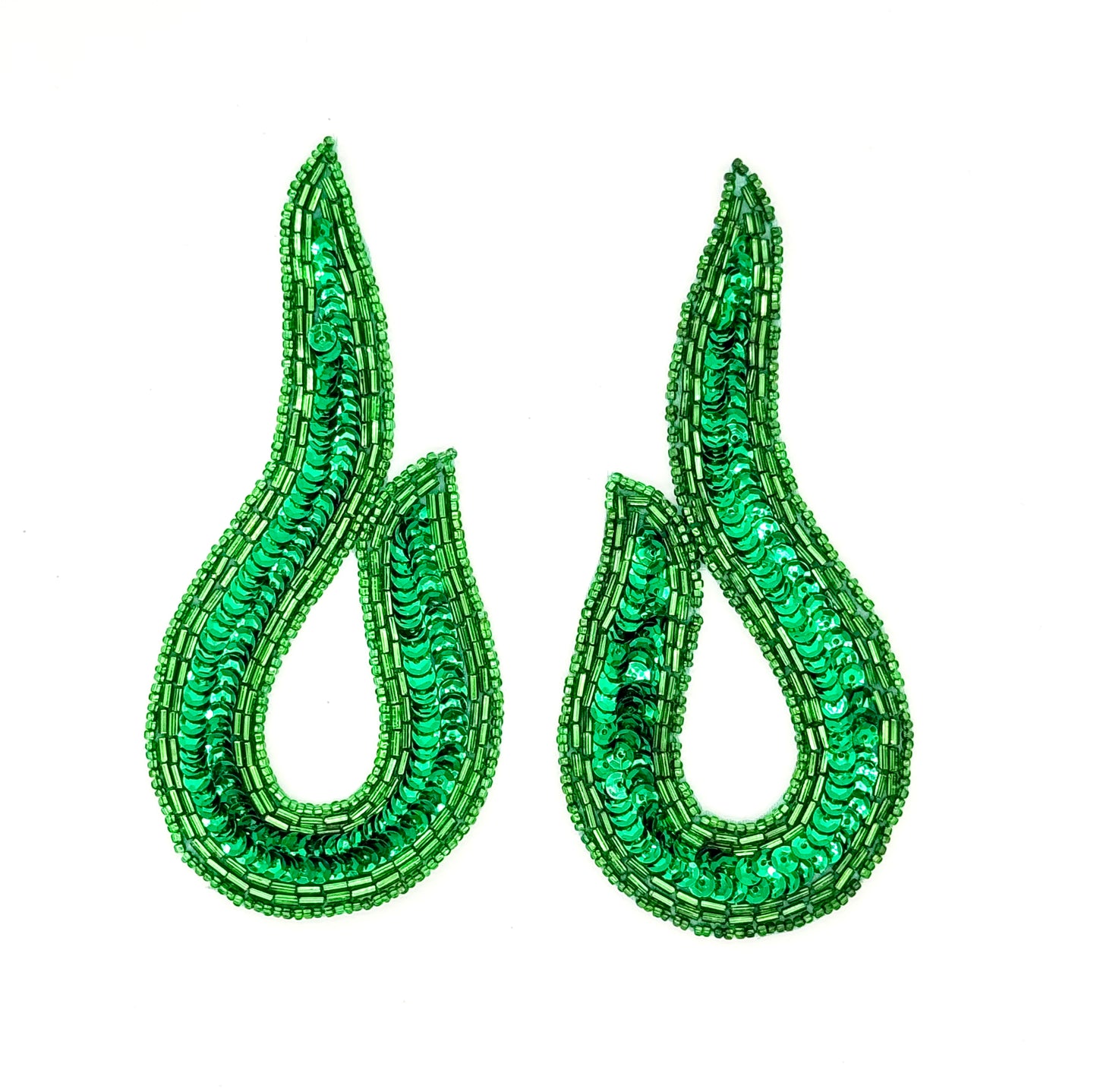 Diseño con motivos de espiral y lentejuelas y cuentas verdes 5.5”x 2.5”