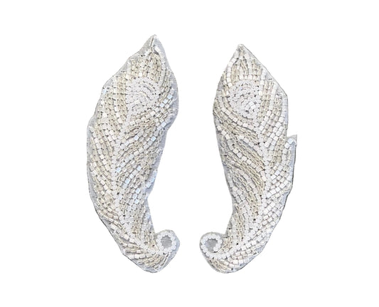 Diseño de plumas con motivos decorativos - Cuentas blancas/plateadas de 4.25” x 1.5”