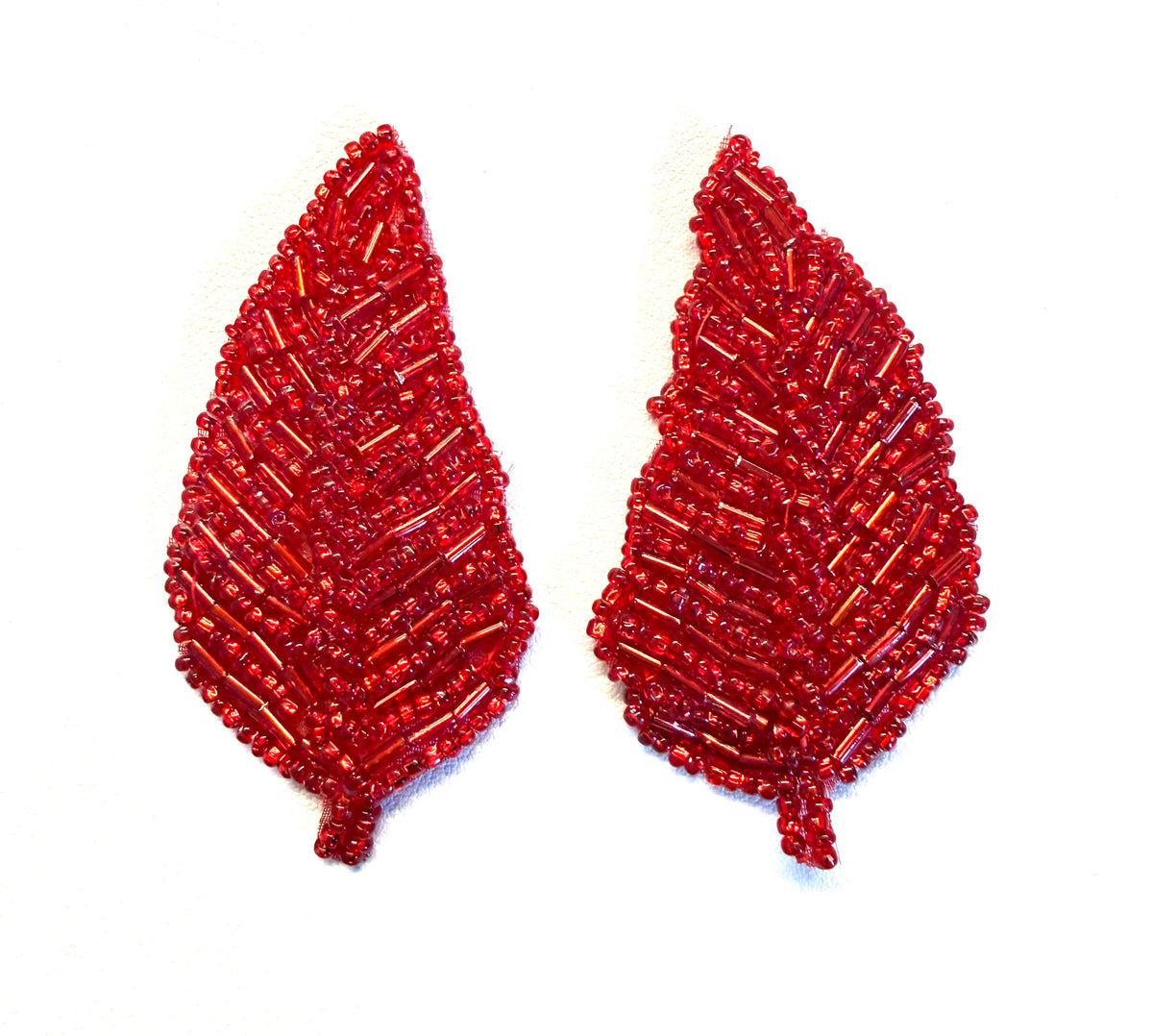 Par de hojas con 4 colores variantes: azul real, rosa, rojo, negro. Cuentas de 3" x 1.5"