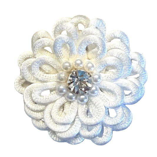Aplique de flor de seda blanca con centro de diamantes de imitación y perlas. 5 x 5 cm.