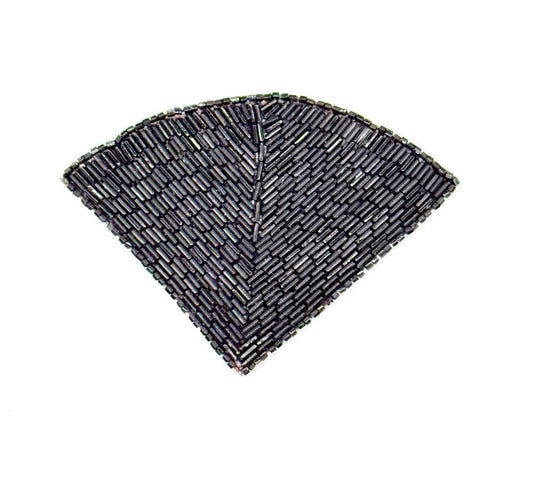 Diseño de abanico con cuentas negras de 5"x 3.5"