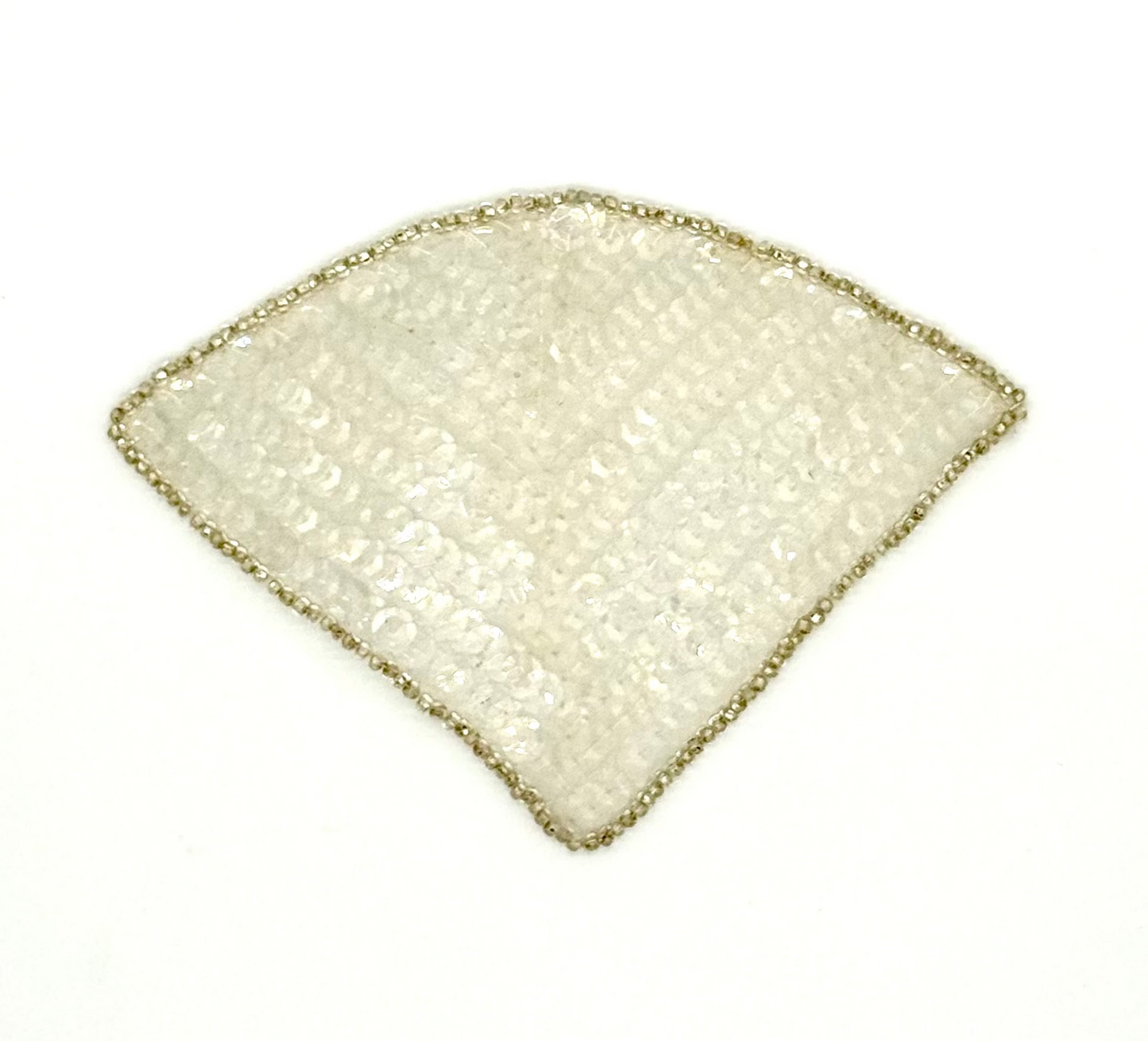 Diseño de abanico con lentejuelas iridiscentes y cuentas plateadas 3.5" x 5"