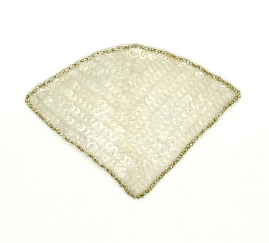 Diseño de abanico con lentejuelas iridiscentes y cuentas plateadas 3.5" x 5"