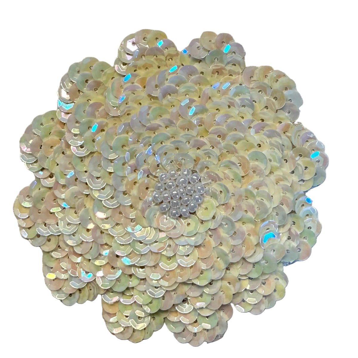 Flor con tres capas de lentejuelas blancas, abalorios y perlas de 3" x 3"