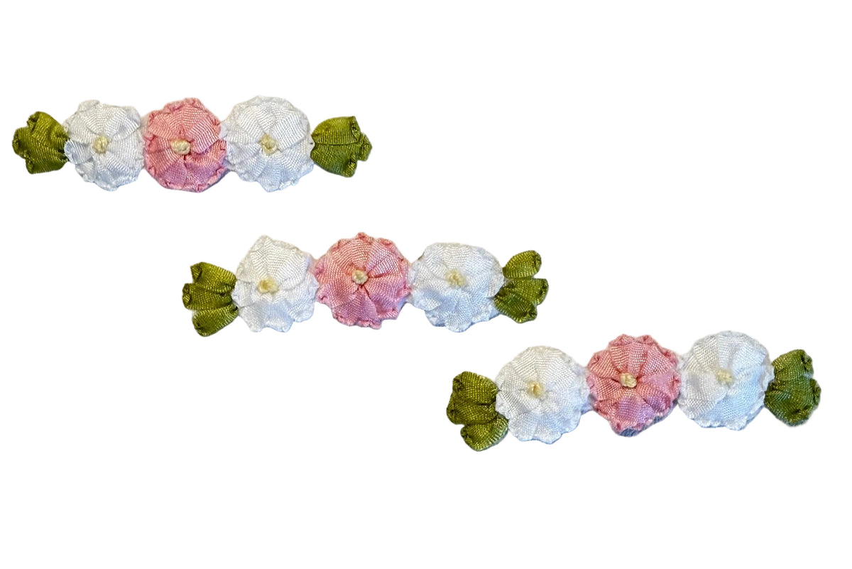 Adorno de tres flores con hojas 2.25"