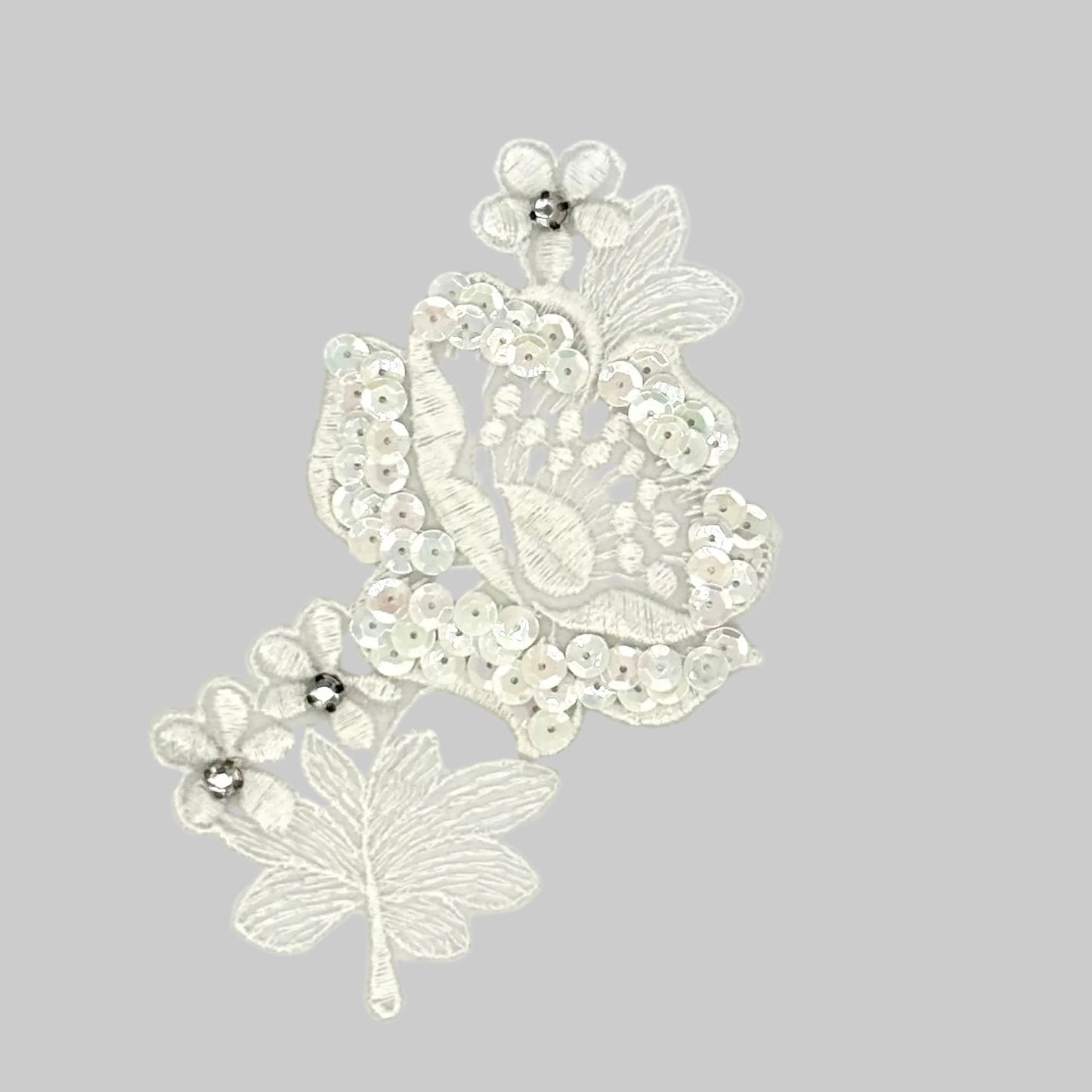 Flor de encaje con pedrería y lentejuelas blancas iridiscentes de 13.3 cm x 8.2 cm