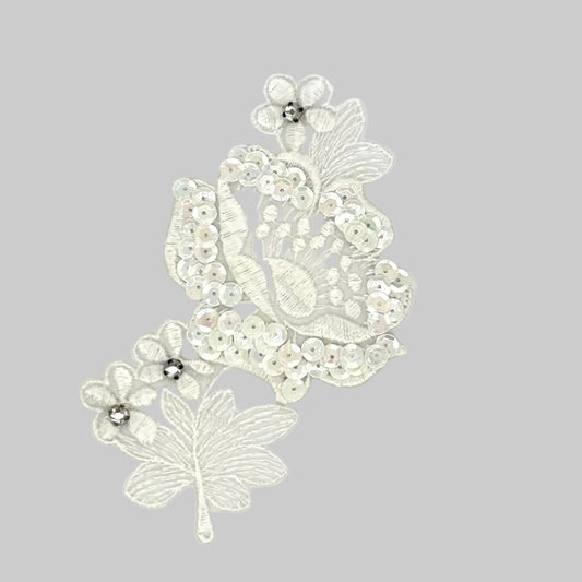 Flor de encaje con pedrería y lentejuelas blancas iridiscentes de 13.3 cm x 8.2 cm