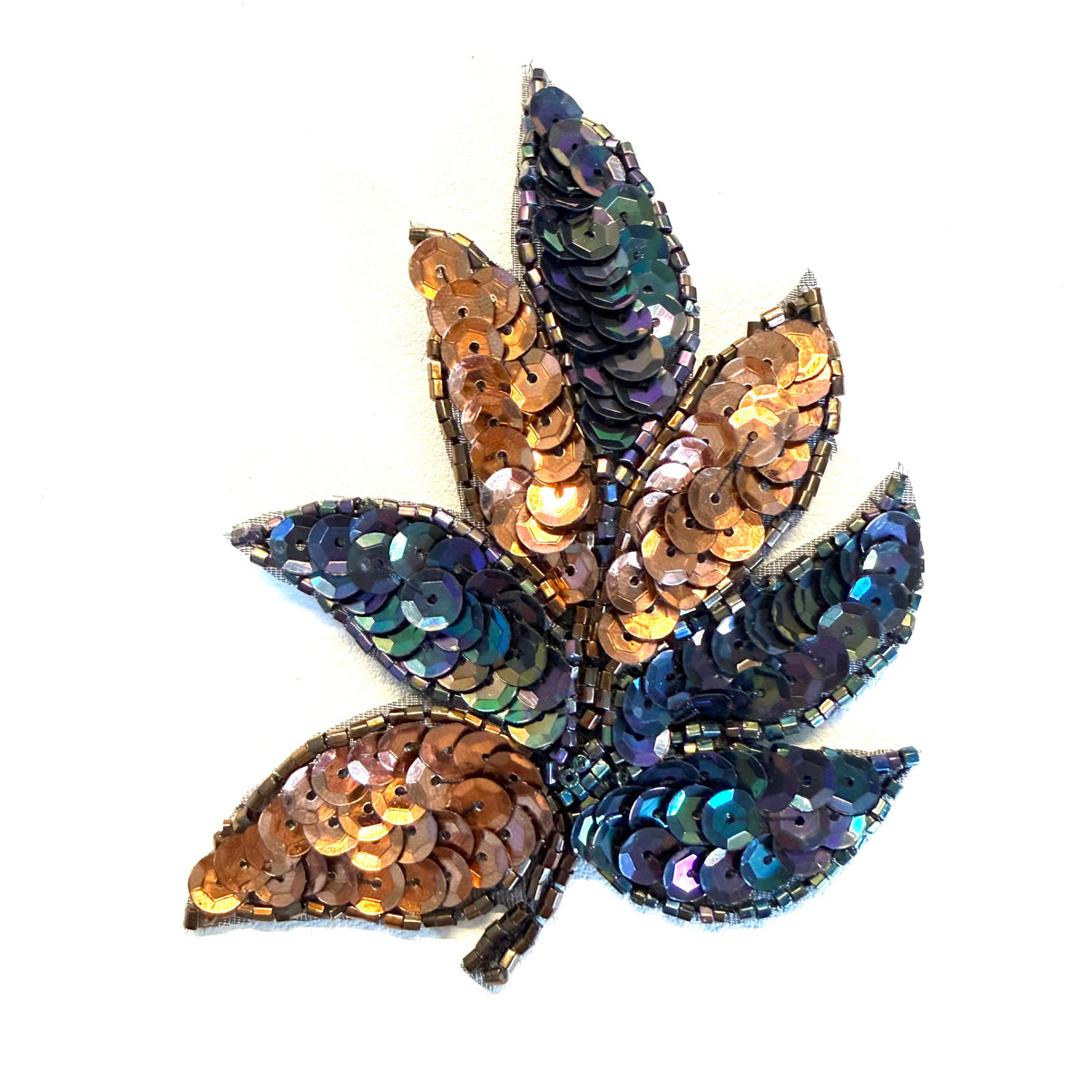 Hoja con lentejuelas y abalorios bronce y color luna de 3" x 4"