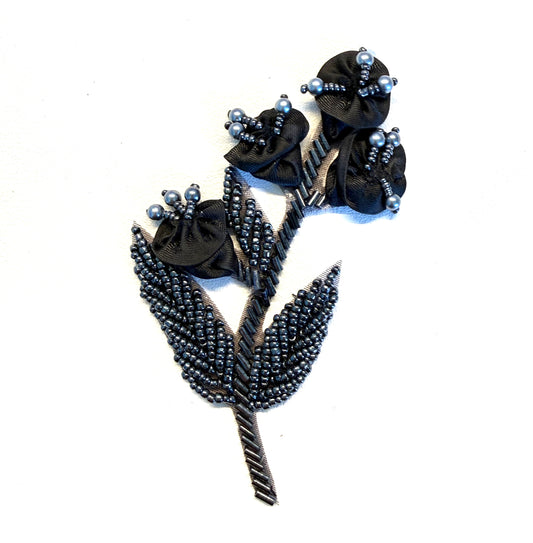 Cuentas Negras Florales con Flor de Satén Negra y Cuentas de Carbón 3" x 4"