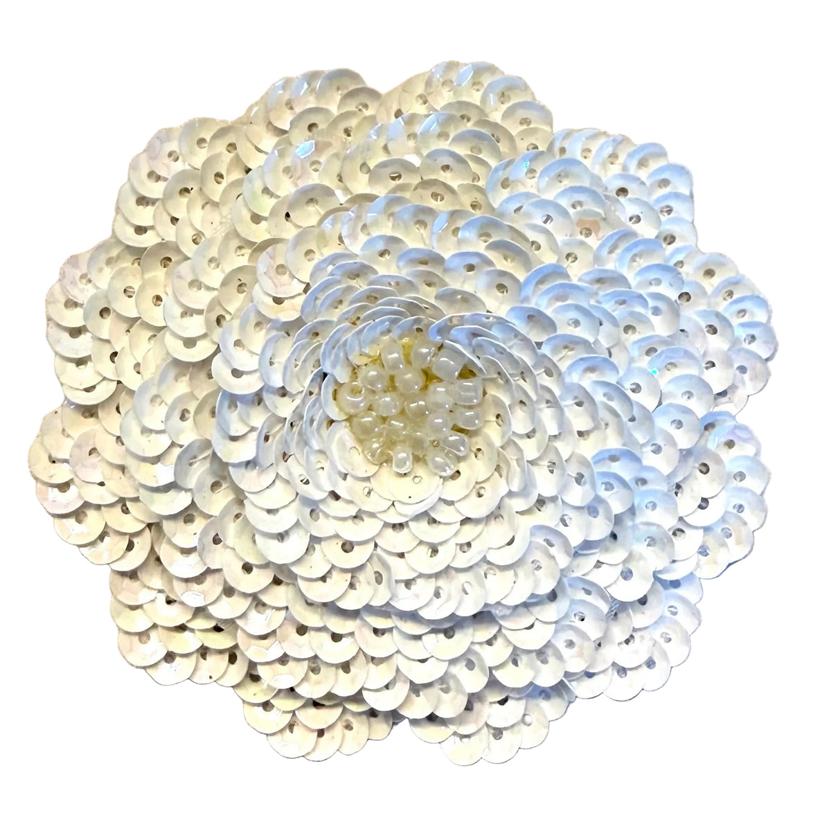 Flor con tres capas de lentejuelas blancas, abalorios y perlas de 3" x 3"