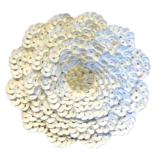 Flor con tres capas de lentejuelas blancas, abalorios y perlas de 3" x 3"