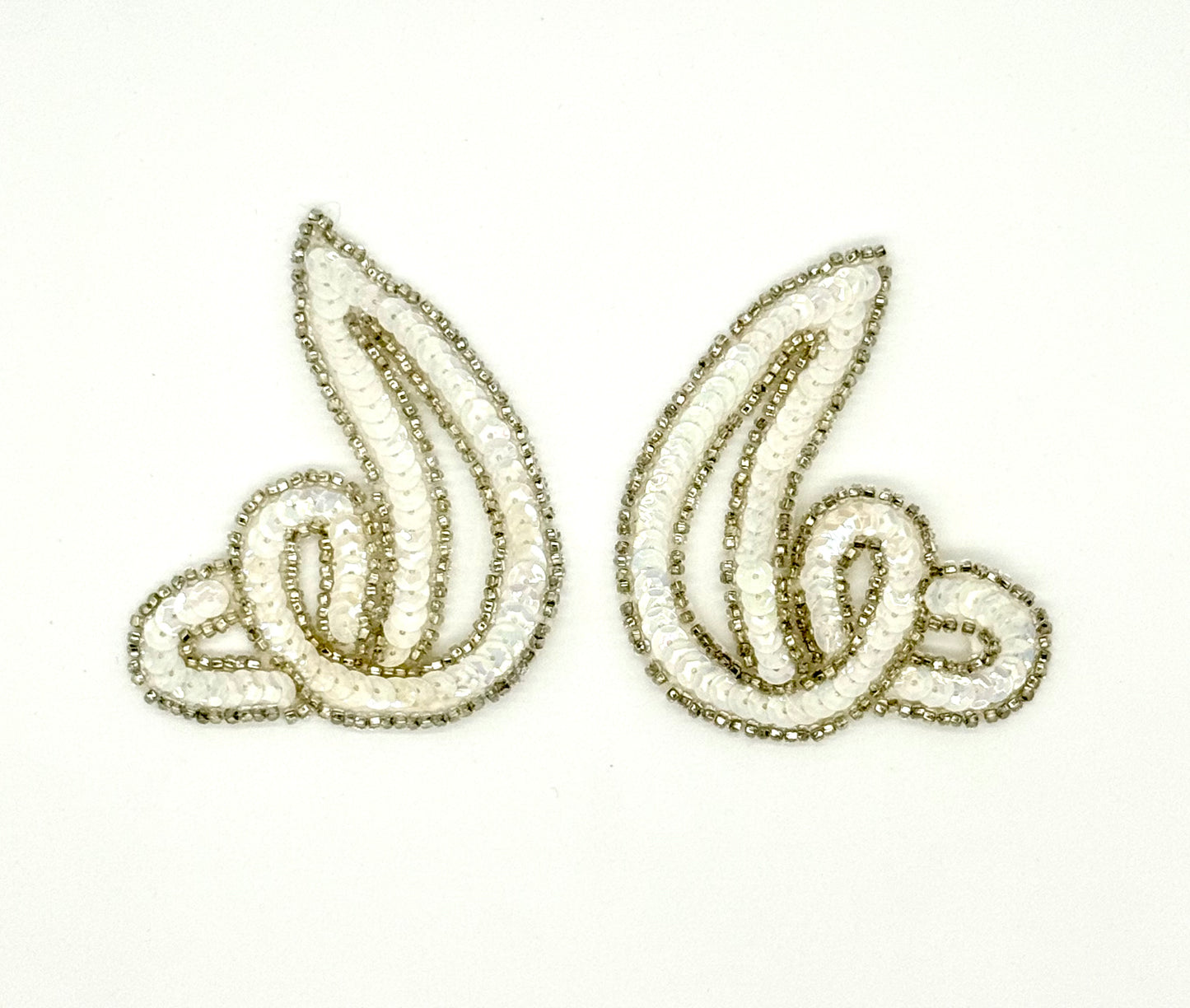 Diseño de diseñador de espiral con lentejuelas blancas y cuentas plateadas de 3.5"x 3"