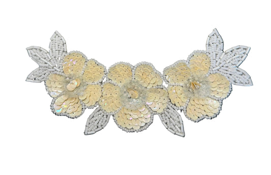 Acento de tres flores con lentejuelas y cuentas iridiscentes y color crema de 17.78 cm x 7.62 cm