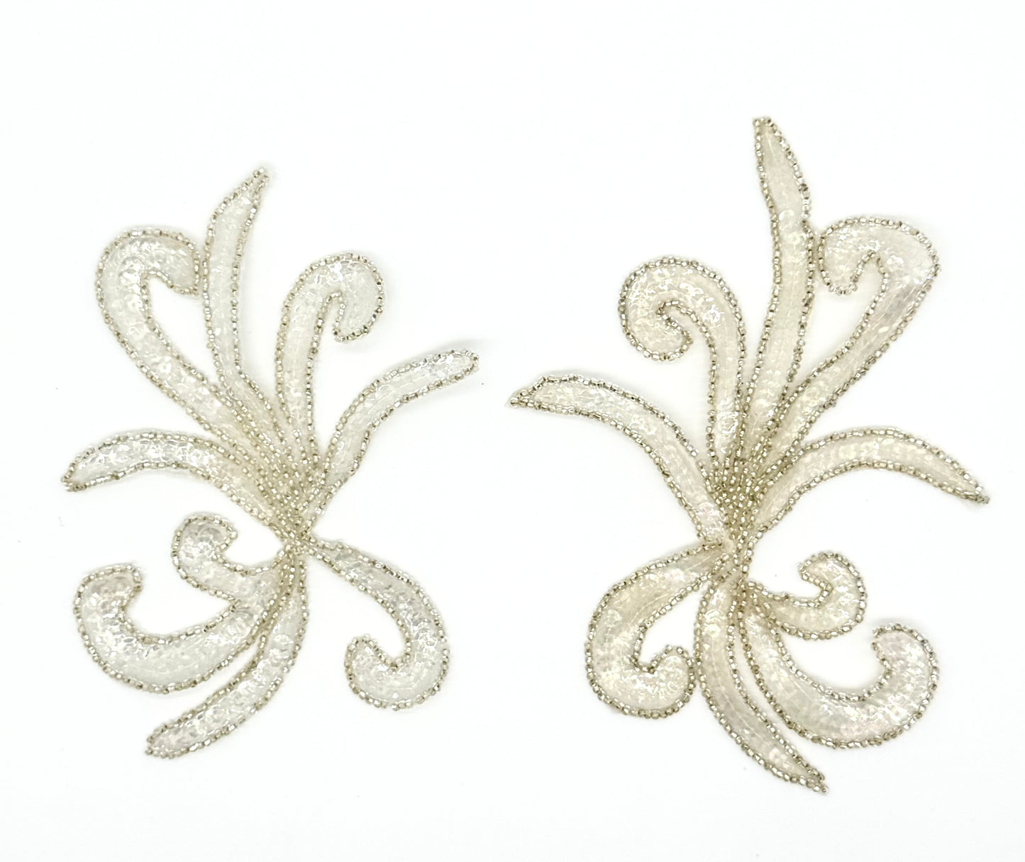 Par o individual de diseño Motif Swirl con lentejuelas blancas o iridiscentes y cuentas plateadas de 12.7 cm x 16.51 cm