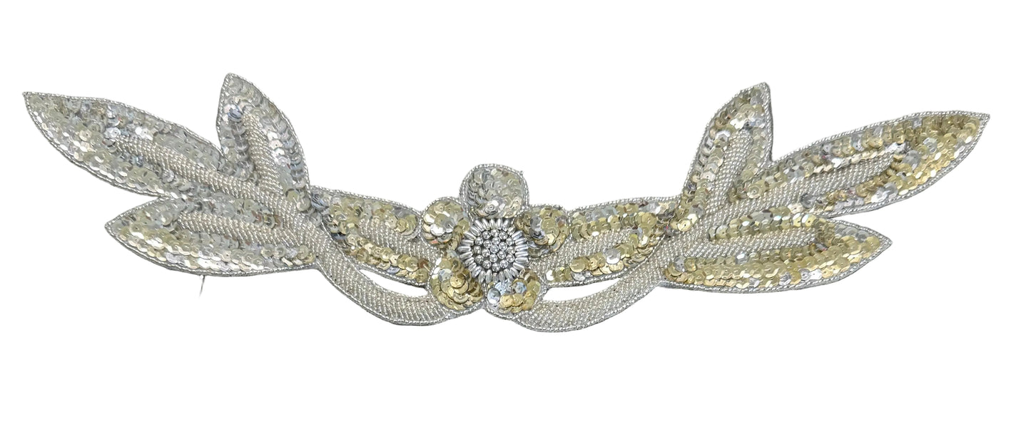 Aplique de cuello todo en lentejuelas y cuentas plateadas 17" x 4"