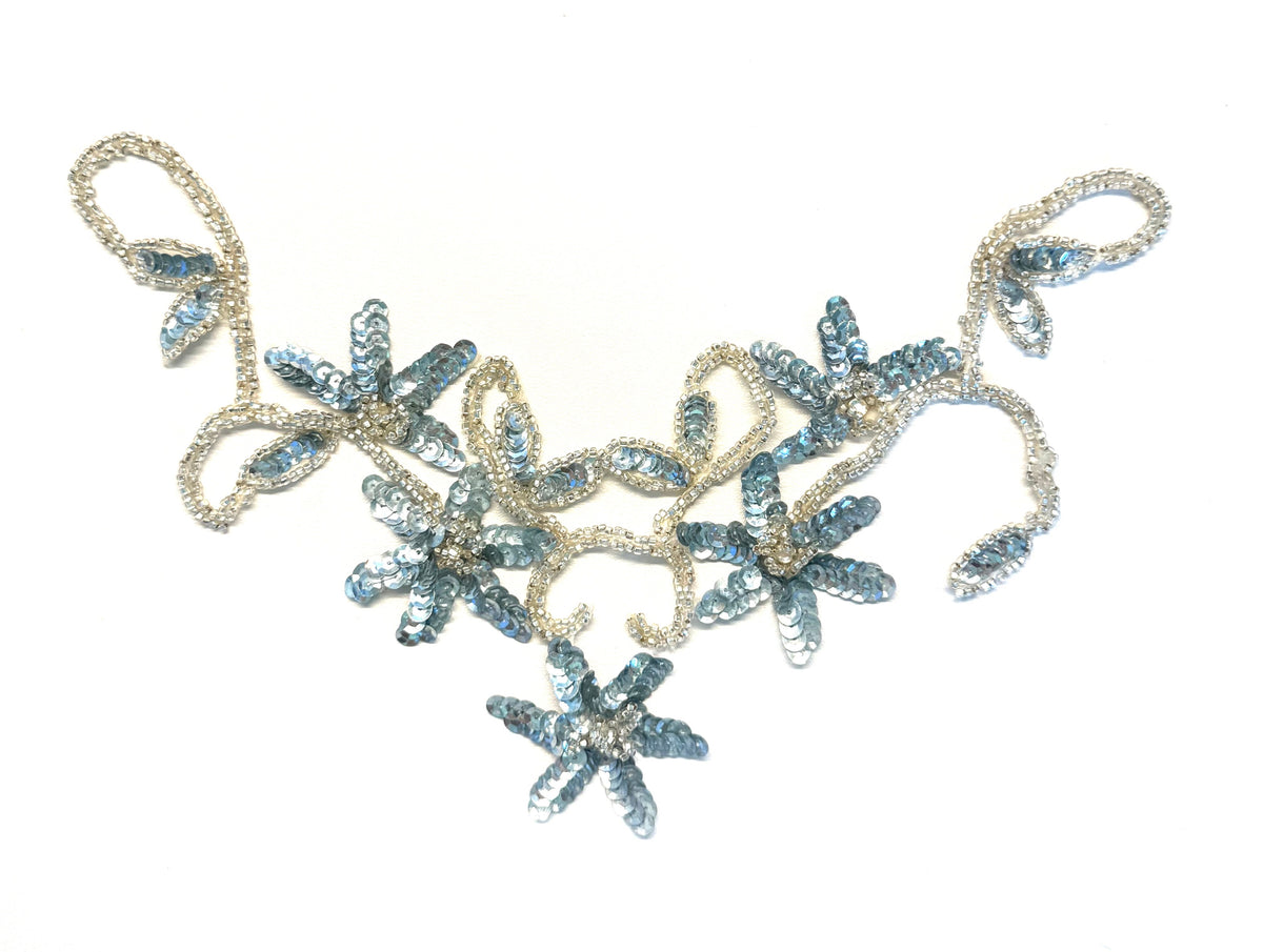 Escote floral con lentejuelas azul hielo y cuentas plateadas 11.5" x 6"