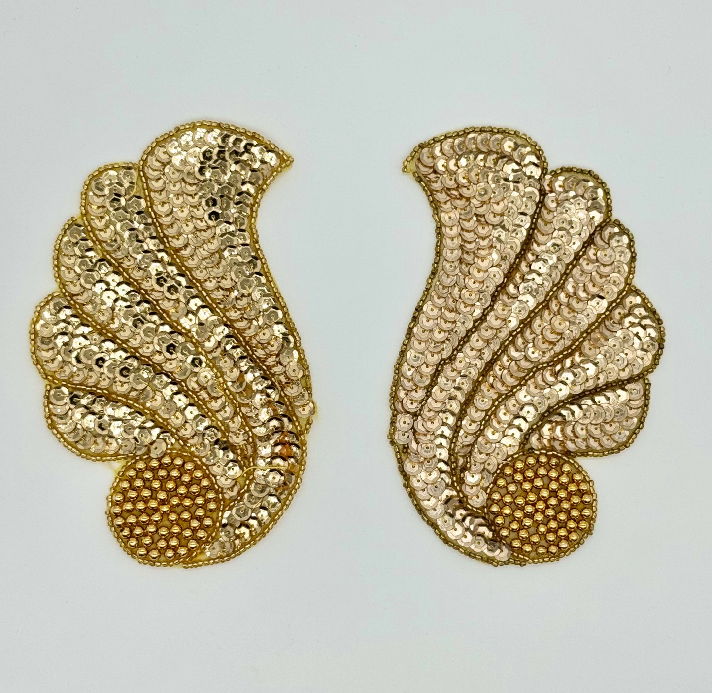 Par de conchas de diseñador con motivos, lentejuelas doradas y cuentas de 15,24 cm x 10,16 cm