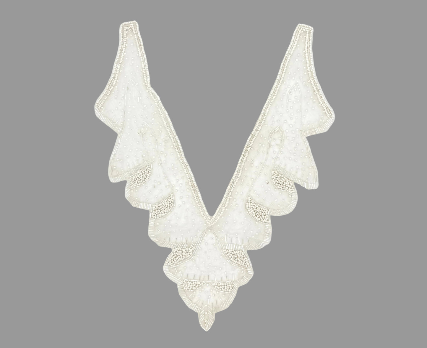 Cuerpo de Diseño con Motivo y Cuentas Blancas sobre Malla Transparente de 38 x 28 cm