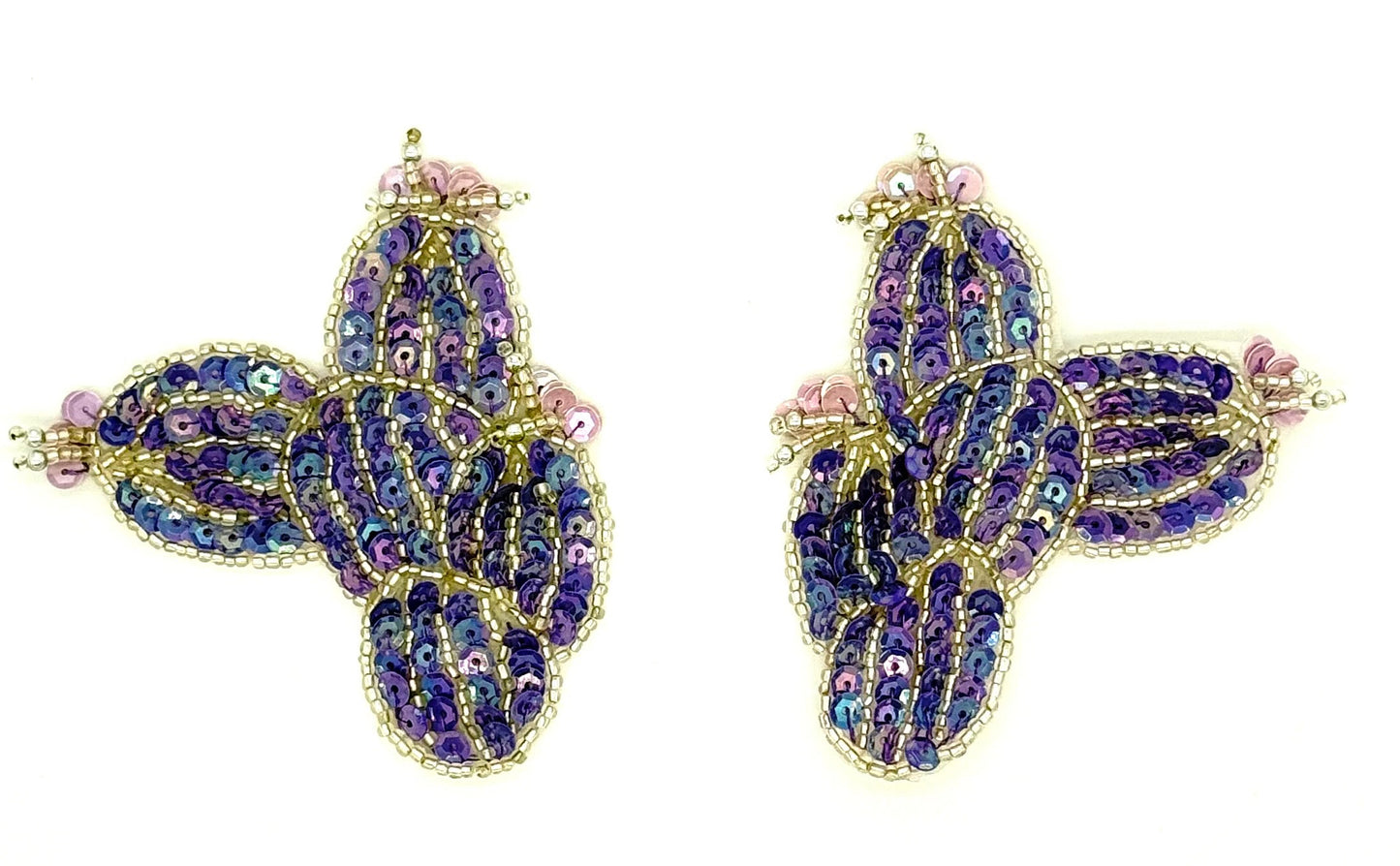Aplique de cactus florecido con lentejuelas moradas y flores de lavanda 3" x 3"