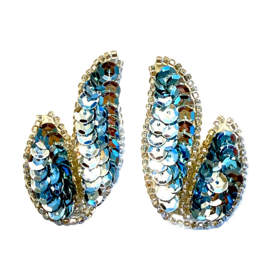 Par de hojas con lentejuelas azul hielo y cuentas plateadas 2" x 1.25"