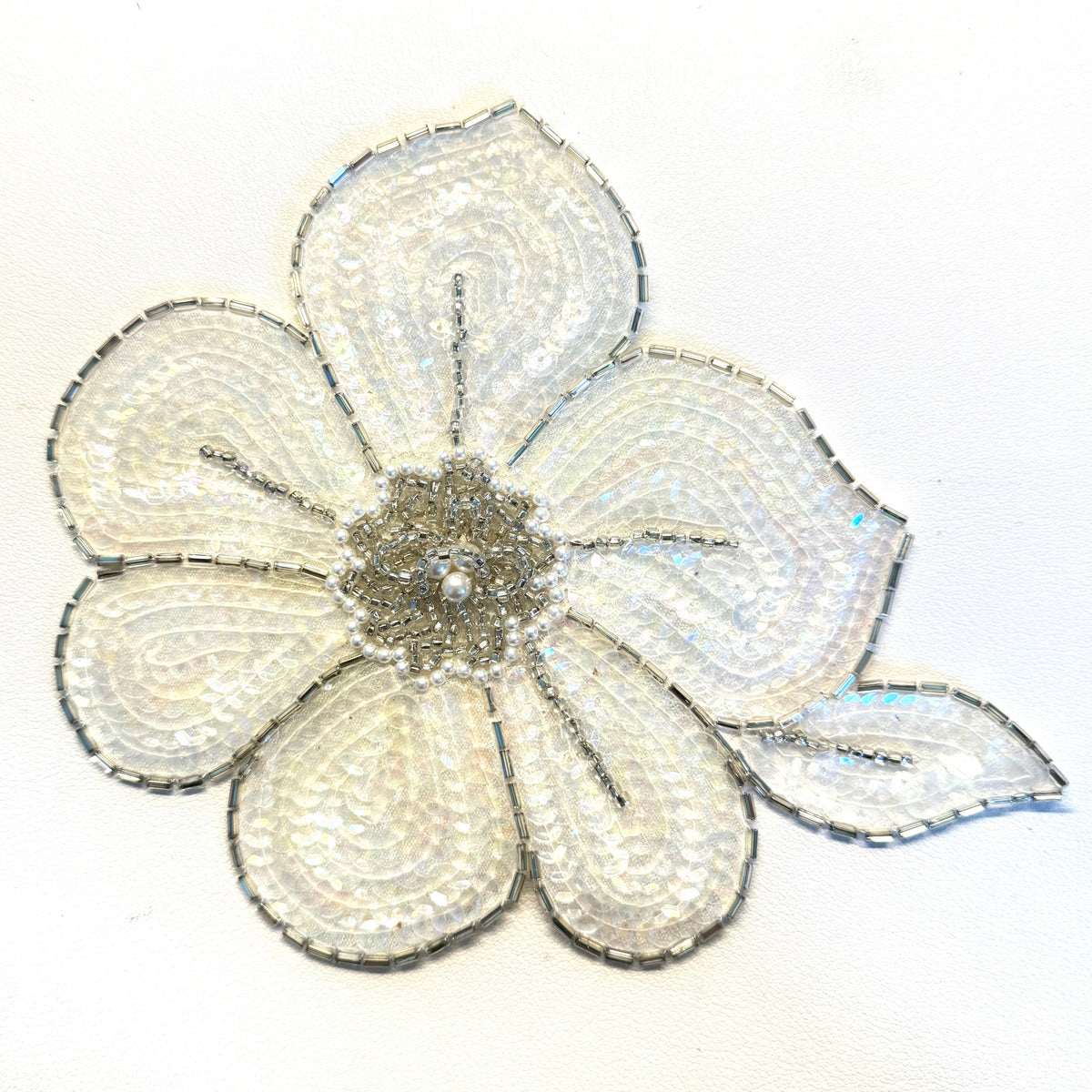 Flor con lentejuelas iridiscentes y cuentas con centro de perla 17,78 cm x 15,24 cm