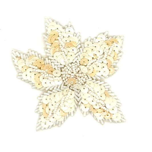 Flor con lentejuelas crema y cuentas blancas 9.5 cm x 9.5 cm