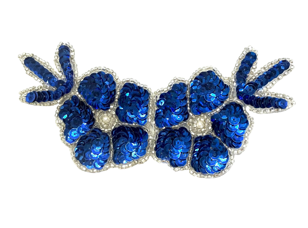 Flor con Lentejuelas Azul Rey y Cuentas Plateadas con Centro de Perlas 6" x 3"