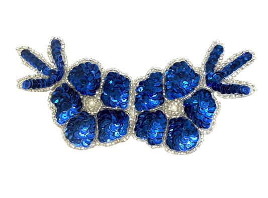 Flor con Lentejuelas Azul Rey y Cuentas Plateadas con Centro de Perlas 6" x 3"