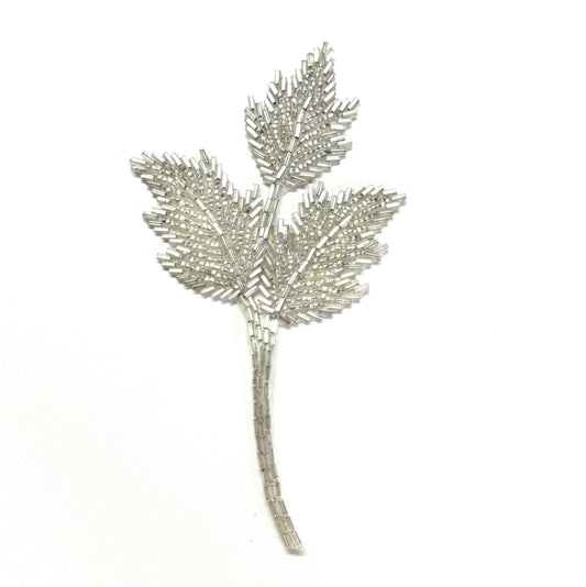 Motivo de hoja con cuentas plateadas 15.88 cm x 8.89 cm