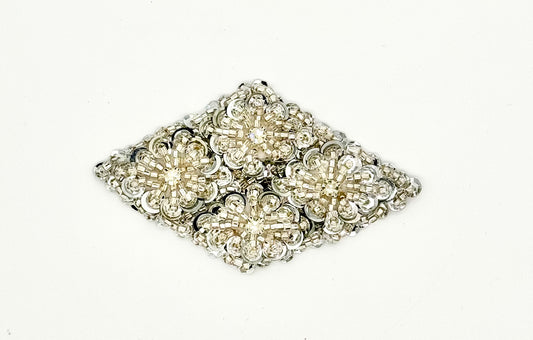 Diamante con motivo de diseñador con cuentas plateadas 4.5" x 3"