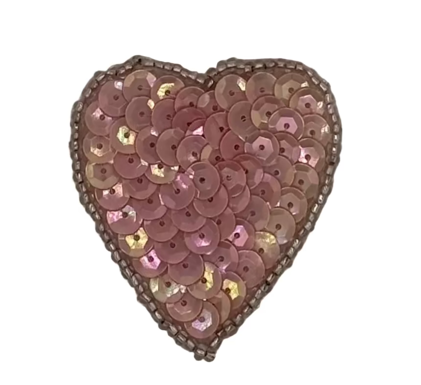 Aplique de Corazón - Lentejuelas Rosa Iridiscente - Cuentas Plateadas 2" x 2"