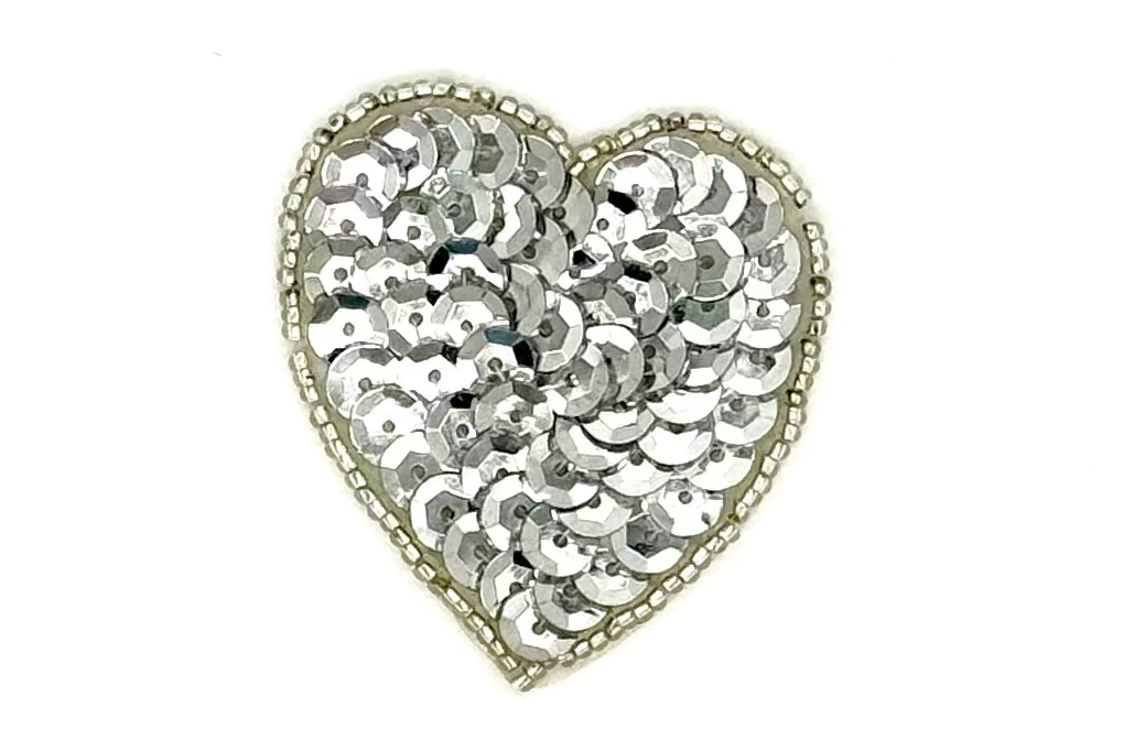 Aplicación de Corazón - Lentejuelas/Cuentas Plateadas 2" x 2"