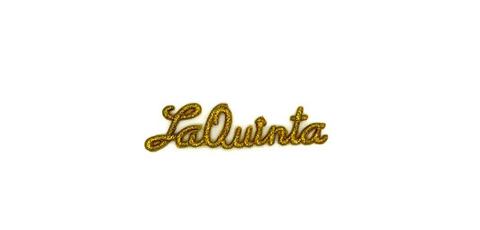 La palabra "La Quinta" - Bordado dorado termoadhesivo 2.5" x .5"